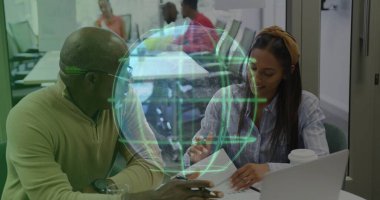 Erkek meslektaşım yazı yazıyor ve kadın meslektaşım toplantı odasını işaret ediyor. Laptop ve belgelerle. İşbirliği, takım çalışması, profesyonel, beyin fırtınası, şirket, ofis, tartışma