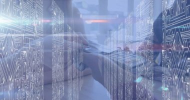 Bilgisayar donanımını sunucu odası ve devre kartında veri ile harmanlayan bir bilgisayar uzmanı. Teknoloji, siber güvenlik, dijital, yenilik, kodlama, veri, geleceksel