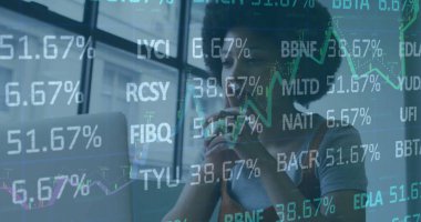 Ofisteki dizüstü bilgisayardaki mali verileri analiz etmek, kalemden dudaklara kadar tutan bir kadın. Profesyonel, yatırım, analitik, modern, kurumsal, veri, işyeri