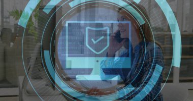 Şah tişörtlü kadın akıllı telefon kullanıyor, bilgisayarda klavye kaplaması yazıyor, boşluğu kopyalıyor. Profesyonel, teknoloji, siber güvenlik, dijital, kurumsal, yenilik, iş istasyonu