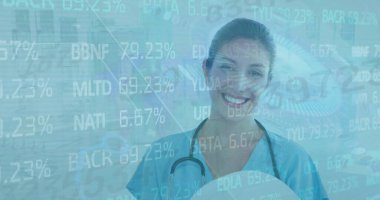 Steteskop ve dijital gözle klinikte veri örtüsü gören önlüklü gülen bir klinisyen. Tıbbi, sağlık, teknoloji, yenilik, analiz, tanı, dijital