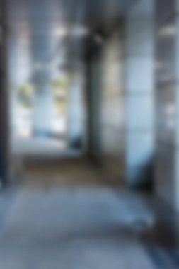 Binadaki boş geçidin odaksız resmi