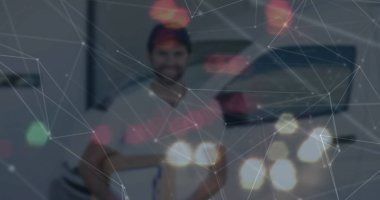 Stüdyoda gitar tutan beyaz tişörtlü bir adam, dijital ağ kaplamalı, bokeh noktalı. Müzisyen, artistik, dijital, bağlantı, yaratıcılık, modern, samimi