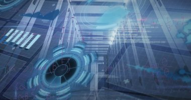 Sunucu rafları ve LED ışıkları ile veri koridorunda süzülen holografik arayüz gösteriliyor. Fütürist, teknoloji, siber güvenlik, dijital, bilim kurgu, gösterişli, modern