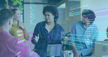 Ofis masasında dizüstü bilgisayarlar, kupalar ve kod kaplamalarıyla tartışmayı yöneten Afro-Amerikalı bir kadın. İşbirliği, takım çalışması, yenilik, dijital, profesyonel, modern, beyin fırtınası