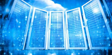 Bulutlu gökyüzüne karşı mavi ağ sunucusunun düşük açılı görüntüsü