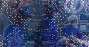 Cerrahlar ameliyathanede cerrahi ışıklar altında kesim yapıyorlar. Devre kartı kaplamalı. Tıbbi, işbirliği, teknoloji, kesinlik, sağlık, yenilik, takım çalışması