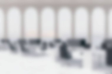 Ofisteki masa ve sandalyelerin odaklanmamış görüntüsü