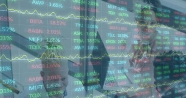 Takım elbiseli analistlerle ticaret katında şeffaf borsa verileri gösteriliyor. Finansal, teknoloji, modern, kurumsal, finans, analiz, yenilik