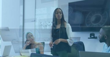 Toplantı odasında dizüstü bilgisayarlı iş kadını sunar. Kalemler kamerayı görüntüler. Profesyonel, takım çalışması, işbirliği, modern, kurumsal, ofis, iletişim