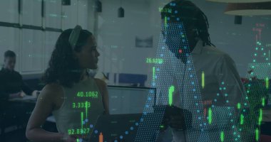 Dizüstü bilgisayarın başında elinde kalemle mali tablolarla duran meslektaşlarını tartışıyorlar. İşbirliği, takım çalışması, modern, üretkenlik, yenilik, finansal, dijital