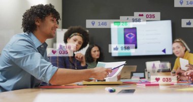 Sosyal medya simgeleriyle toplantı odasında ofis kıyafeti giymiş ekibin belgeleri gözden geçirmesi. İşbirliği, takım çalışması, şirket, profesyonel, beyin fırtınası, iletişim, modern