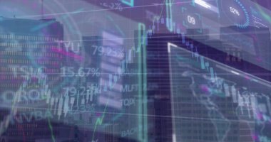 Şehrin ufuk çizgisinde şeffaf finansal şemalar, neon şamdanlar ve yüzdeler gösteriliyor. Gökdelenler, kentsel, teknoloji, finans, veri, dijital, modern