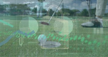 Beyazlar içindeki golfçüyü görselleştirmek golf topu üzerinde golf sopası hizalamak, verileri üst üste koyarak. Spor, analitik, kesinlik, performans, teknoloji, açık hava, modern