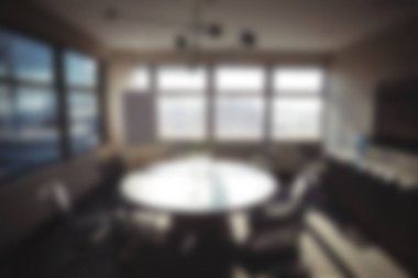 Ofisteki modern toplantı odasında boş sandalyelerin odaklanmış görüntüsü