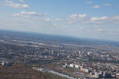 Güneşli bir günde gökyüzüne karşı yüksek açılı şehir manzarası