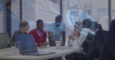 Modern ofiste uzun beyaz masa etrafında dizüstü bilgisayarlar ve kahve fincanlarıyla iş birliği yapan altı iş arkadaşı. İşbirliği, takım çalışması, yenilik, teknoloji, beyin fırtınası, modern, profesyonel