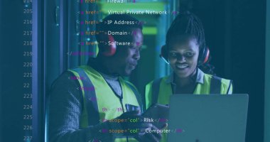 Neon yelekli bilişim teknisyenleri sunucu odasında bilgisayar kodlarını kontrol ediyorlar, kulaklıkları ve sunucu raflarıyla. Teknoloji, siber güvenlik, endüstriyel, profesyonel, yenilik, işbirliği, modern