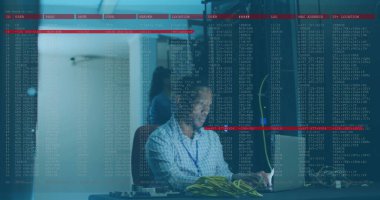 Kareli tişörtlü IT teknisyeni sunucu odasında bilgisayar ve kablolarla ağ donanımı yapılandırıyor. Teknoloji, siber güvenlik, veri, sunucu, altyapı, profesyonel, dijital