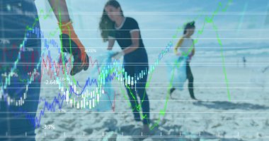 Kumlu sahilden çöp toplayan eldiven takan temizlik grubu. Finansal grafiklerle örtüşüyor. Gönüllüler, okyanus, koruma, sürdürülebilirlik, takım çalışması, çevre, ekoloji