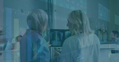 Tıp uzmanları laboratuvar önlüğü giyiyorlar. Tıp bürosunda tablet taramasını inceliyorlar. Sağlık, işbirliği, analitik, teşhis, profesyonel, modern, dijital