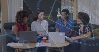 Amaçlarını tartışmak, ofis salonunda iş birliği yapan dört profesyonel, dizüstü bilgisayarlarla kahveyi belgelemek. İşbirliği, takım çalışması, modern, çalışma alanı, yenilik, üretkenlik, iş dünyası