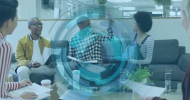 İş birliği yapan meslektaşlar, ofislerindeki belgeleri hologramla paylaşıyorlar. İşbirliği, takım çalışması, yenilik, modernlik, profesyonel, dijital, bağlantı