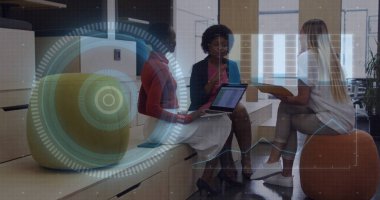 İş elbiseli kadınlar, ofis salonundaki holografik projeksiyonları tartışıyor, taburede oturuyorlar. İşbirliği, yenilik, fütürizm, teknoloji, çalışma alanı, ağ oluşturma, beyin fırtınası