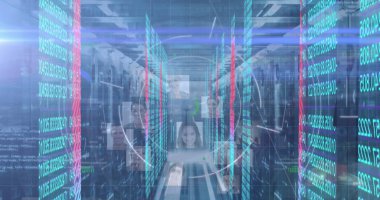 Sunucu raflarında ikili kod yayınları, yüzen vesikalıklar, veri merkezinde dairesel HUD. Gelecek, teknoloji, yenilik, dijital, siber güvenlik, arayüz, neon