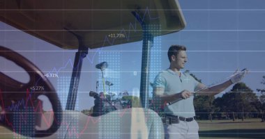 Açık mavi polo giyen bir adam golf arabasının yanında mali grafiklerle kulüp tutamaklarını inceliyor. Lüks, eğlence, profesyonellik, açık hava, yaşam tarzı, şirket, spor