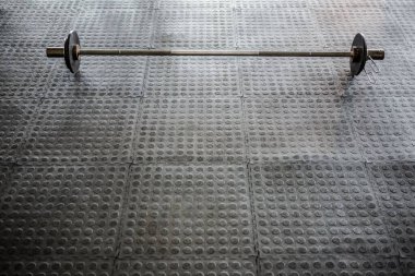 Fitness stüdyosundaki halterin yüksek açılı görüntüsü.