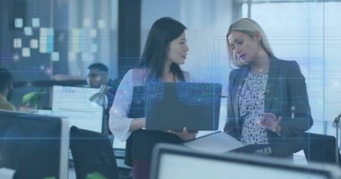 Modern açık planlı ofiste dizüstü bilgisayar ve çıktıları kullanan iki bayan meslektaşın verilerini gözden geçiriyorum. Profesyonel, işbirliği, modern, dijital, kurumsal, takım çalışması, yenilik