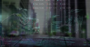 Loş ofisteki ahşap masanın üstünde süzülen holografik çizelgeler, rakamsal işaretler ve kodlarla. Futuristik, teknoloji, analitik, dijital, arayüz, kurumsal, yenilik