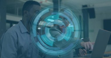 İş kıyafetleri giyen iş arkadaşları ofiste dizüstü bilgisayarda çalışıyorlar, akıllı telefonlar, veri örtüsü. İşbirliği, takım çalışması, dijital arayüz, veri analizleri, kurumsal, profesyonel, modern