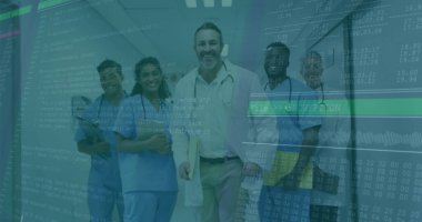 Beyaz önlüklü doktor koridorda hasta dosyalarını tutuyor. Hemşireler ve kod örtüsü var. Sağlık, tıbbi ekip, klinik, dijital, teknoloji, profesyonellik, yenilik