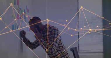 Akıllı telefon tutan adam veri düğümleriyle duvara iş notları yazarken müşteriyi arıyor. İşbirliği, beyin fırtınası, üretkenlik, planlama, takım çalışması, yenilik, modern