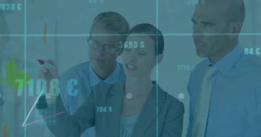 İş kadını cam levhada işaretli veriler çiziyor, parmaklıklar yükseliyor, çizgi büyümeyi gösteriyor. Kurumsal, analitik, takım çalışması, modern, yenilik, başarı, profesyonel