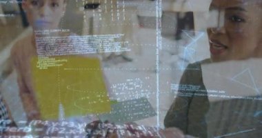 Lider sarı yapışkan notu kaldırıyor. Stajyer doktorlara yol gösteriyor. Teknolojik fikirler için notlar yazıyor. İşbirliği, yenilik, takım çalışması, beyin fırtınası, dijital, modern, akıl hocalığı