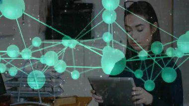 Kadın profesyonel tableti alıyor ve arayüzü aşıyor ve yeşil ağ verilerini analiz ediyor. Teknoloji, yenilik, dijital, analiz, bağlantı, veri, kuruluş