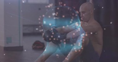 Spor salonunda boks eldiveni çeken sporcu, antrenman için holografik kafa verilerini aktive ediyor. Sporcu, spor salonu, fütüristik, teknoloji, eğitim, odak, dijital