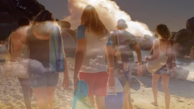 Beş kişilik bir grup, canlandırılmış fişeklerle seyahat etmek için deniz kenarında sörf tahtası taşıyor. Sahil, deniz kenarı, eğlence, arkadaşlık, açık hava, güneşli, macera