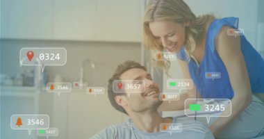 Birkaç tablet tıkırdatma ve animasyon sosyal medya bildirimleri oluşturma teknolojisi UI 'yi sel baskınına uğrattı. Teknoloji, iletişim, modern yaşam tarzı, rahatlama, dijital, samimiyet