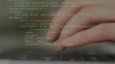 Hata işaretleyicisi görünüyor, eller C + + kod düzeltme hatasında yazıp kaydırıyor. Programlama, yazılım geliştirme, kod gözden geçirme, hata ayıklama, teknoloji, çalışma istasyonu, modern