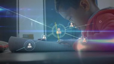 Kalem yazma işlemini başlatan, ikon ağını geliştiren eğitim teknolojisindeki işbirliğini genişleten çocuk. Çocuk, bağlantı, gelecek, dijital, yenilik, konsantrasyon, eğitim