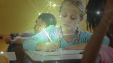 Sınıfta kalemle not defterine yazan, ağ kıvılcımları saçan ve öğretmene gülümseyen bir kız. Eğitim, öğrenme, yenilik, akıl hocalığı, işbirliği, gençlik, teknoloji