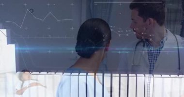 Hastane hemşiresi, doktor tablet ve bar çizelgesini alıp hayati organları canlandırırken doktora doğru dönüyor. Tıbbi, klinik, tanı, teknoloji, veri, dijital, analiz