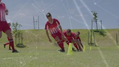 Sinyal başındaki futbolcu koni sondaj şebekesinde zikzak çizerek kılavuz çevikliğini örtüyor. Atletik, takım çalışması, antrenman, açık hava, hareket, dinamik, spor