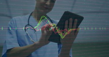 Tıbbi uzman tablet kullanıyor, ekranı tıkırdatıyor ve sağlık kontrolü için dalga şeklini yükseltiyor. Tıbbi, teknoloji, yenilik, sağlık, veri, görselleştirme, analiz