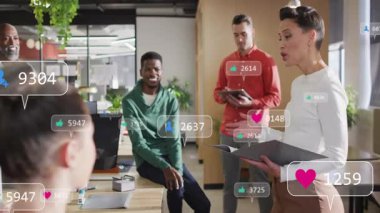 Sunucu klasörü okuyor, pazarlama ekibinin üzerinde yüzen nişan simgeleri kullanıyor ve metrik kutluyor. İşbirliği, takım çalışması, katılım, analitik, iletişim, profesyonel, yenilik