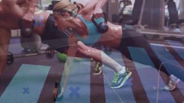 Spor partnerleri spor salonunda kettlebell 'den kaçan kavgaları başlatıp gerçek zamanlı performans ölçümlerini izliyorlar. Güç, dayanıklılık, eğitim, hareket, fitness, spor, vücut geliştirme